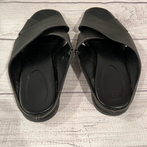 EVOLVE women Chic Black Cross-Strap Sandals/size 6 - Picture 4 of 11